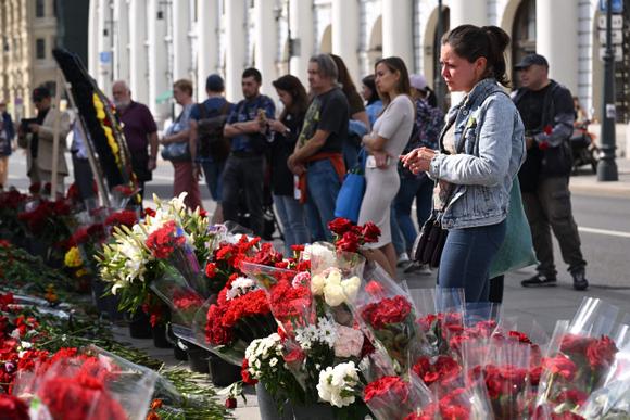 Una pequeña multitud se reúne frente al monumento dedicado a Yevgeny Prigozhin en Moscú el 27 de agosto de 2023.