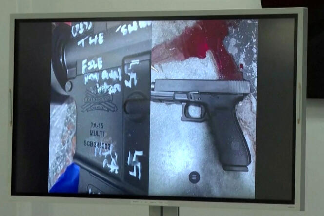 Zdjęcia pokazane na konferencji prasowej przedstawiające pokryty swastyką karabin i pistolet strzelca, który zabił trzy czarne osoby w Jacksonville na Florydzie, 26 sierpnia 2023 r.