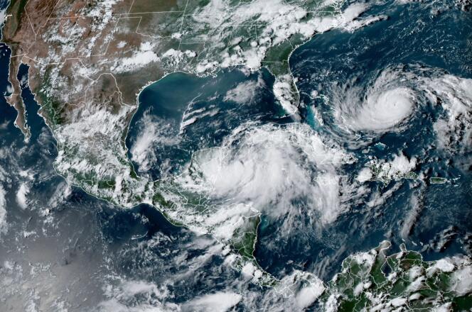 Imagen satelital de la tormenta tropical Italia formándose en el Caribe frente a Yucatán, México, antes de avanzar hacia Florida, EE. UU., el 27 de agosto de 2023.