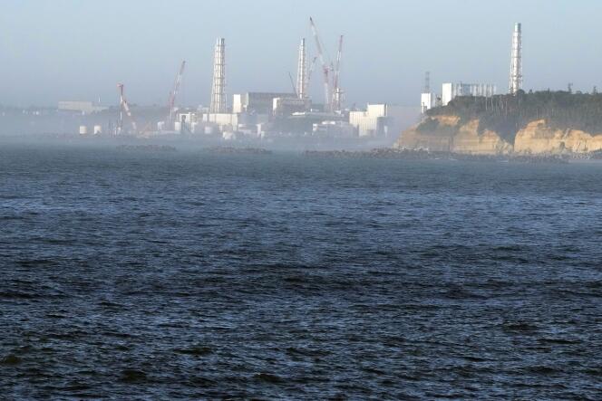 La central nuclear de Fukushima Daiichi vista desde el puerto de Ukedo, el 24 de agosto de 2023. 