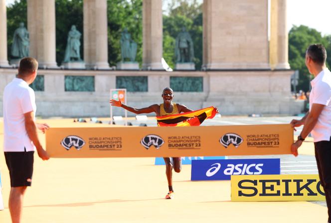 Athletics - World Athletics Championship - Men's Marathon - Budapest, Hungary - August 27, 2023
Uganda's Victor Kiplangat crosses the line to win the men's marathon final REUTERS/Bernadett Szabo