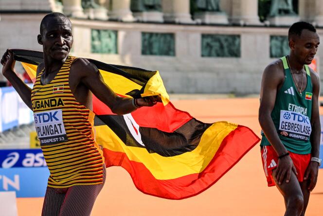 El ugandés Victor Kiplangat, con su bandera nacional, tras su victoria en el maratón masculino en el Campeonato Mundial de Atletismo de Budapest, el 27 de agosto de 2023. 