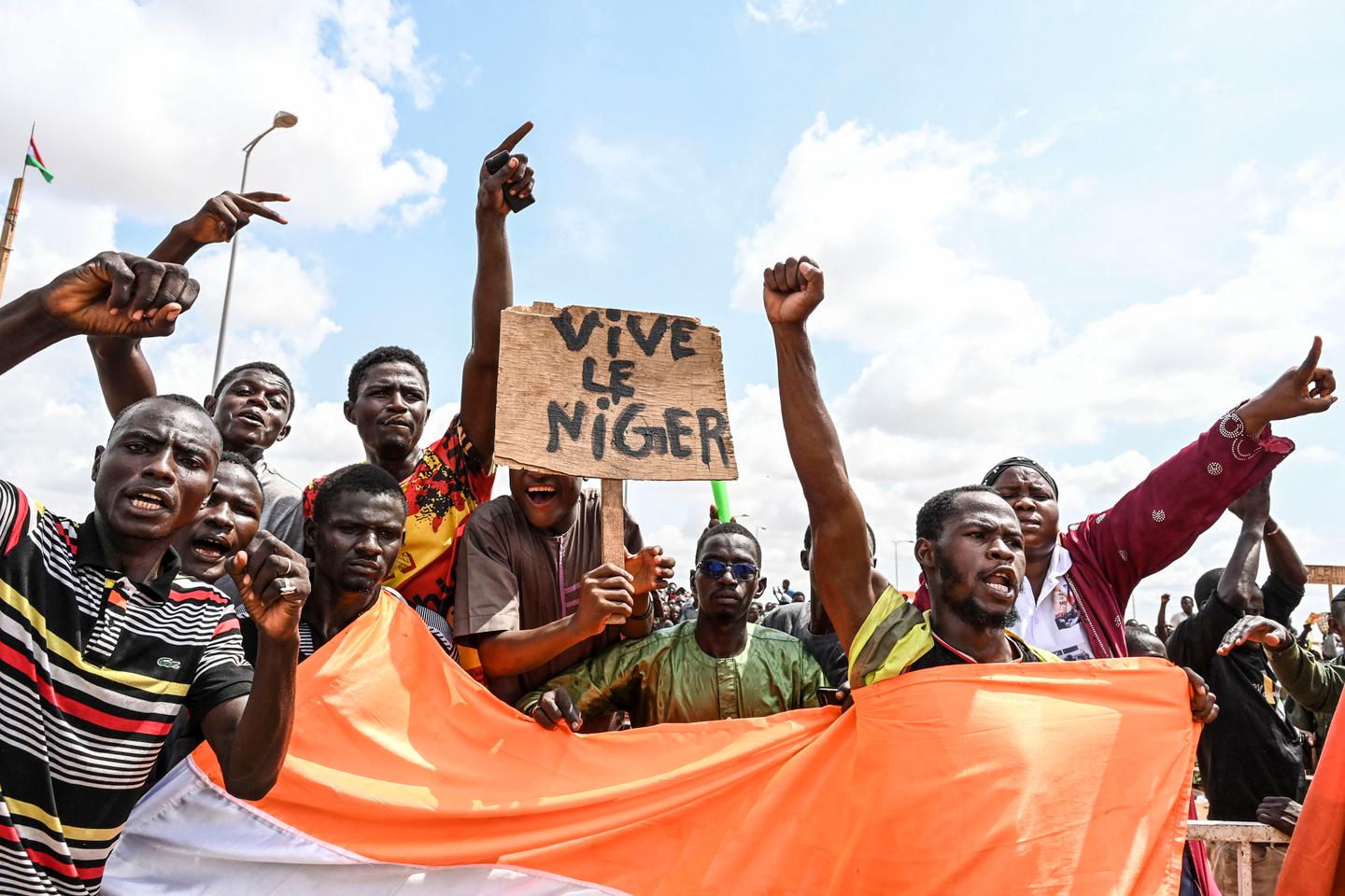 Niger: Thousands rally in support of coup as ultimatum for French ...
