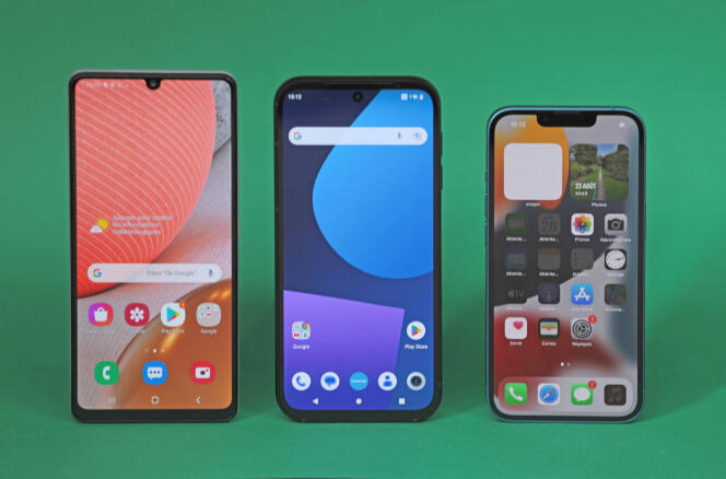 Au milieu, le Fairphone 5 n’est ni plus large, ni plus grand qu’un smartphone Android au format le plus répandu (à gauche). Il est toutefois plus épais de deux millimètres, ce qui le rend moins confortable en main. A droite, les iPhone (12, 13 et 14) sont plus compacts que le format dominant des mobiles Android.