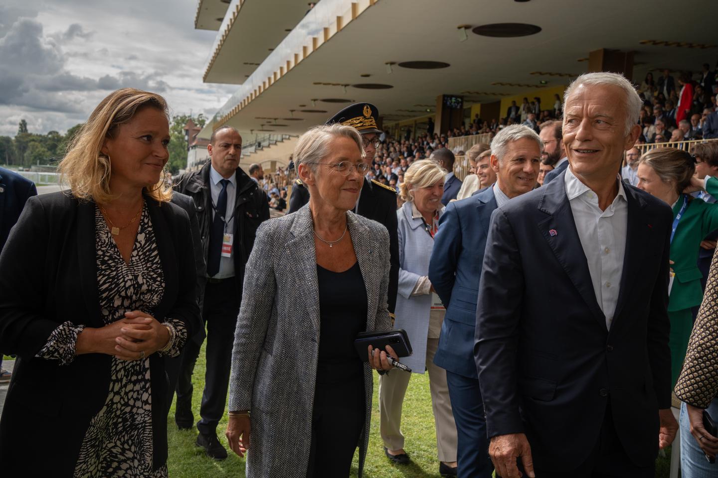 In aanwezigheid van Mediv bevestigt Elizabeth Bourne dat “er geen belastingverhogingen zullen plaatsvinden”, maar bevestigt zij de vertraging bij het annuleren van de BTW-wet