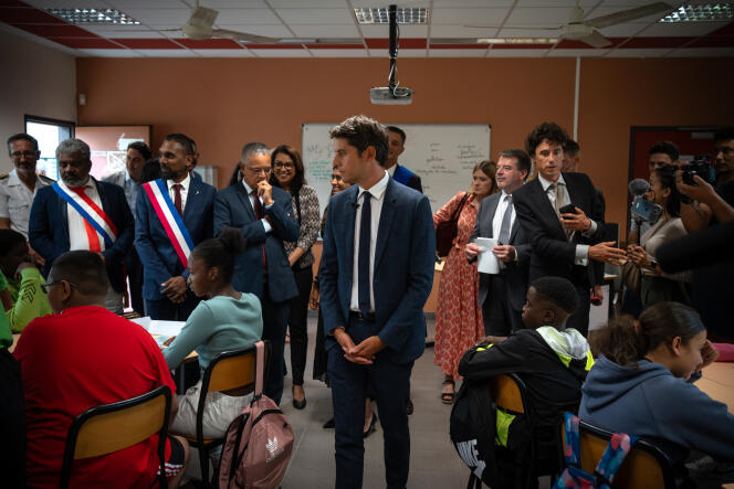 Le ministre de l’éducation nationale Gabriel Attal lors d’une visite, le 17 août 2023, au collège Guy-Moquet à Saint-Benoît (La Réunion).