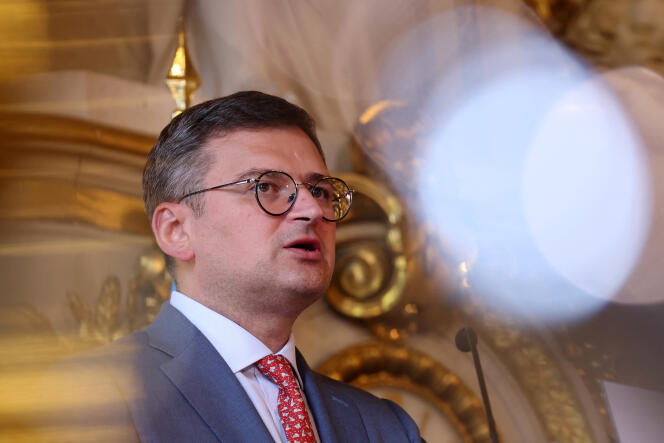 El ministro de Asuntos Exteriores de Ucrania, Dmytro Kuleba, habla durante la conferencia anual de embajadores en el Quai d'Orsay de París el 29 de agosto de 2023.