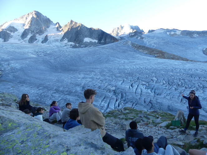 Les étudiants de la promotion 2023 de HEC Paris écoutent la glaciologue Laura Gattini devant le glacier du Tour, à Chamonix, le 22 août. 