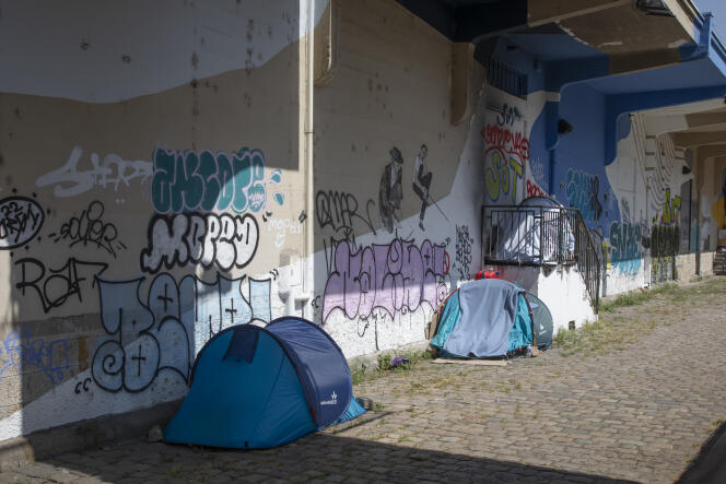 Des tentes de sans-abri, sur les berges de la Saône, à Lyon, le 28 mai 2023.