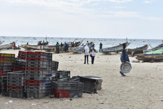 Pirogues et pêcheurs sur la plage de Fass Boye, située à 150 km de Dakar, au Sénégal, le 25 août 2023.