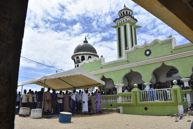 A la mosquée de Fass Boye, moment de prière pour les enfants disparus, noyés sur la route migratoire pour gagner les îles Canaries, territoire espagnol situé au large du Sénégal, le 15 août 2023.