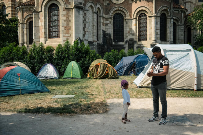 Des tentes installées dans le jardin de la basilique Saint-Sernin, à Toulouse, le 26 juillet 2023. La préfecture ayant décidé de ne pas reconduire les nuitées d’hôtel de plus de 250 personnes, certaines ont investi ce campement avec leurs enfants.