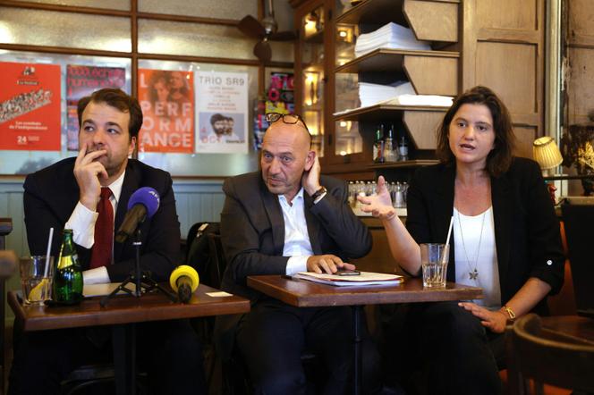 Jean-Baptiste Soufron (izquierda) y Elise Van Beneden, abogados de Anticor, durante una conferencia de prensa de la asociación anticorrupción, en París, el 4 de octubre de 2022.