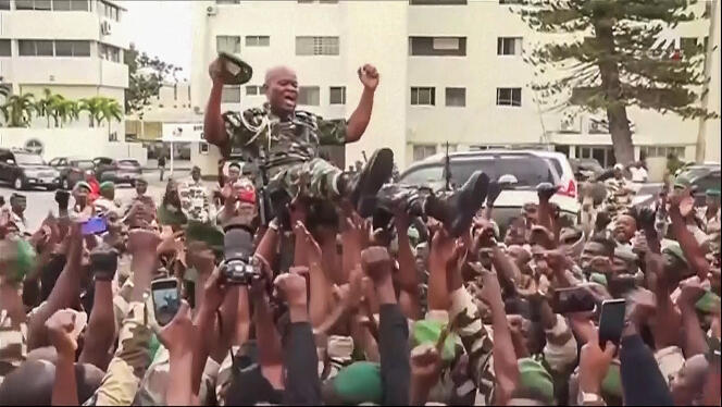 Una captura de vídeo muestra al general Brice Clotaire Oligui Nguema siendo transportado por soldados en Libreville, Gabón, el 30 de agosto de 2023.