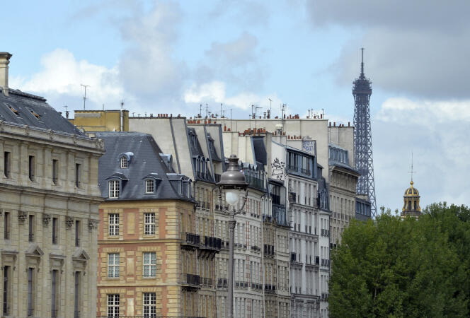 Una vista de la Torre Eiffel tomada el 29 de julio de 2013 desde las orillas del Sena en el centro de París.