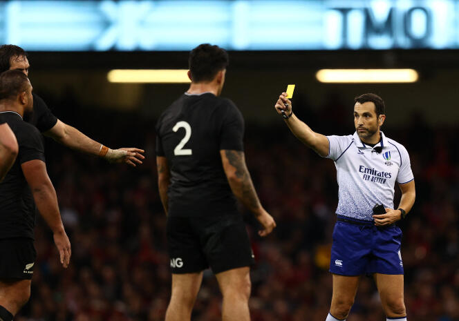 French referee Mathieu Raynal (right) during a meeting between New Zealand and Wales in Cardiff, in October 2021. 