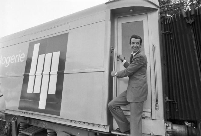 Claude Neuschwander, in Paris, on June 8, 1974, on the steps of the train rented by Lip to exhibit and sell his watches throughout France.