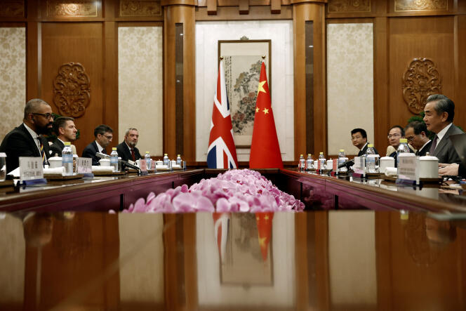 Le ministre britannique des affaires étrangères, James Cleverly, assiste à une réunion avec son homologue chinois, Wang Yi, à Pékin en Chine, le 30 août 2023. 