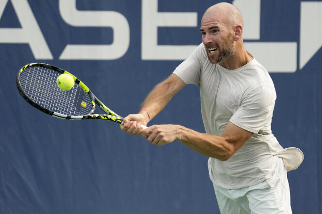 Adrian Mannarino during the match he won against Fabian Marozsan, in the second round of the US Open, in New York on August 20, 2023.