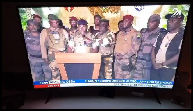 Des militaires gabonais annoncent à la télévision l’annulation des élections et la dissolution des institutions du pays sur la chaîne Gabon 24, le 30 août 2023.