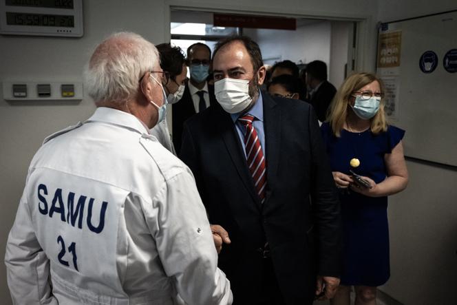 François Braun, à l’époque ministre de la santé, a mis en place la régulation à l’entrée des urgences à l’été 2022. Ici lors d’une visite au centre hospitalier universitaire de Dijon, le 8 juillet 2022.
