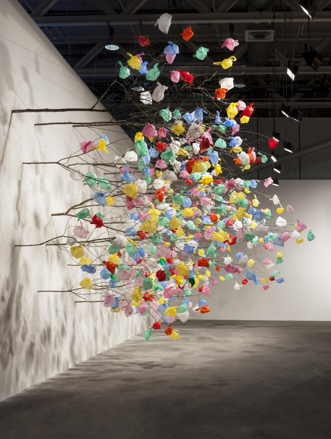 Vue de l’installation « Plastic Tree » (2014-2015), de Pascale Marthine Tayou, branches et sacs plastiques.
