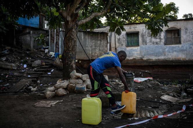 Un residente llena bidones de agua en Koungou (Mayotte), el 23 de mayo de 2023.