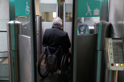 Franck Maille de l’association APF France handicap à la station Madeleine du métro parisien, le 30 août 2023.