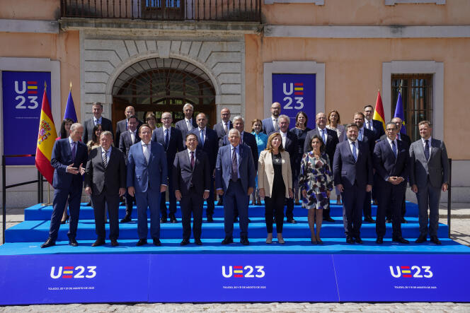 Josep Borrell, chef de la diplomatie européenne (au centre), en compagnie des vingt-sept ministres des affaires étrangères de l’Union européenne, à Tolède, le jeudi 31 août 2023.