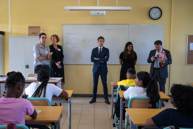 Gabriel Attal visite une salle de classe, dans le collège Bourbon à Saint-Denis, à La Réunion, le 17 août 2023.
