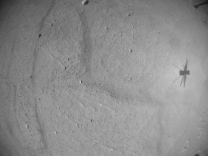 De navigatiecamera van Ingenuity legde de schaduw vast van NASA's helikopters tijdens zijn 52e vlucht naar Mars op 26 april 2023. Dit beeld werd pas in juli ontvangen, nadat de Perseverance- en Ingenuity-verbinding van de rover was hersteld.
