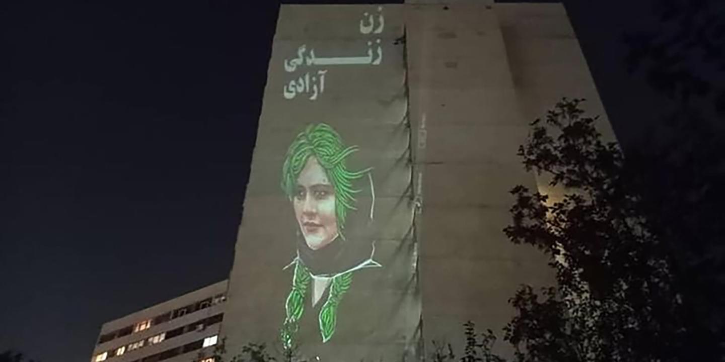 Chirinne Ardakani, avocate : « Vanter le courage des Iraniennes pour s’en prendre aux femmes portant le voile en France est une rhétorique désormais bien rodée »