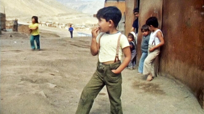 Dans les bidonvilles chiliens, en 1973. Image tirée du documentaire « Chili, par la raison ou par la force » (2022), de Lucie Pastor et Paul Le Grouyer.