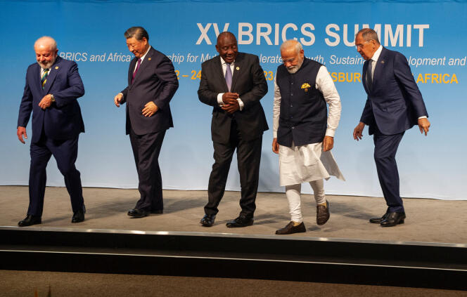 Le président brésilien, Luiz Inacio Lula da Silva, le président chinois, Xi Jinping, le président sud-africain, Cyril Ramaphosa, le premier ministre indien, Narendra Modi, et le ministre russe des affaires étrangères, Sergueï Lavrov, au sommet des BRICS, à Johannesburg, en Afrique du Sud, le 23 août 2023. 