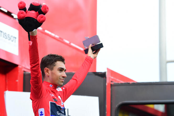 Frenchman Lenny Martinez, red jersey, on the podium of the 7th stage of the Tour of Spain, in Oliva (Spain), September 1, 2023. 