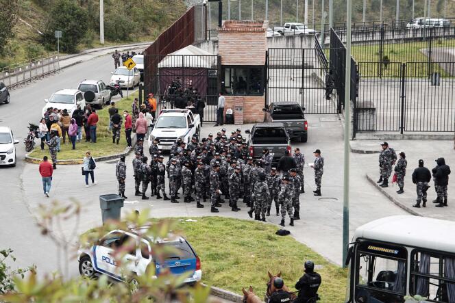 Des policiers rassemblés devant la prison de Turi, à Cuenca, en Equateur, le 1ᵉʳ septembre 2023, alors que près de soixante gardiens de prison et policiers ont été pris en otage vendredi par des détenus, à travers le pays.
