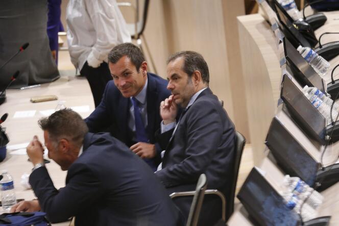 Les conseillers municipaux Les Républicains Julien Ravier (au fond) et Yves Moraine, lors du conseil municipal de Marseille, le 4 juillet 2020.