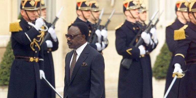ERIC CABANIS / AFP Gabonese President Omar Bongo arrives at the Elysée Palace in Paris on February 22, prior to a lunch with President Jacques Chirac. Omar Bongo
makes what is described as a private visit to Paris (IMAGE ELECTRONIQUE) (Photo by ERIC CABANIS / AFP)