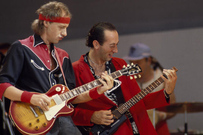 Mark Knopfler et Jack Sonni de Dire Straits, lors du concert Live Aid, au stade de Wembley, à Londres (Royaume-Uni), le 13 juillet 1985.