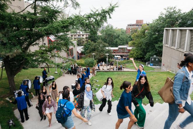 Des étudiants accueillis par des percussionnistes à l’entrée du centre d’éducation physique et des sports de l’université de Montréal, le 29 août 2023.