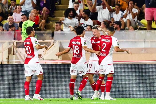 Los monegascos celebran su segundo gol de la tarde, marcado por el ruso Aleksandr Golovin (segundo desde la derecha), en el estadio Louis-II, el 2 de septiembre de 2023.