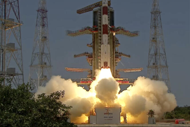 Zrzut ekranu z kanału YouTube Indyjskiej Organizacji Badań Kosmicznych (ISRO) przedstawia statek kosmiczny Aditya-L1 startujący na pokładzie wyrzutni satelity z Centrum Kosmicznego Sriharikota w Indiach w sobotę 2 września 2023 r.