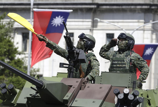 Des militaires taïwanais, à Taipei, le 10 octobre 2021.