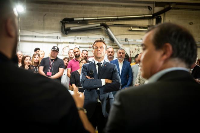 Emmanuel Macron, lors de sa visite du lycée professionnel de l’Argensol, à Orange (Vaucluse), le 1er septembre 2023.