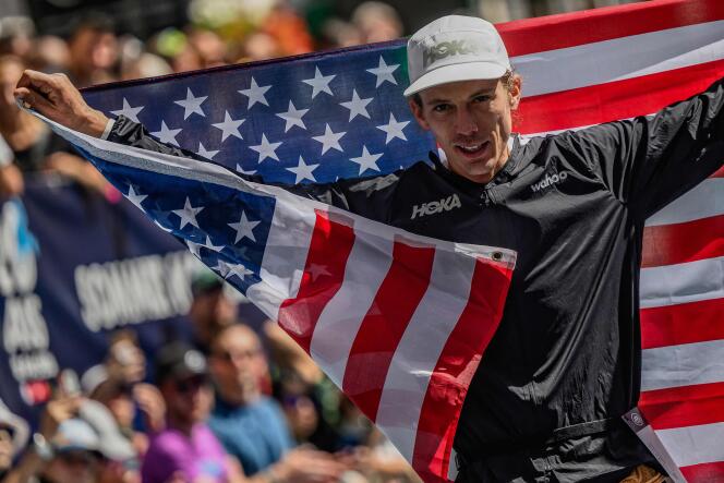 Jim Walmsley, primer estadounidense en ganar el Ultra-Trail du Mont-Blanc, en la meta, en Chamonix, el 2 de septiembre de 2023.