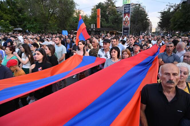 Des manifestants arméniens demandent la réouverture d’une route menant au Haut-Karabakh, bloquée par l’Azerbaïdjan, à Erevan, le 2 septembre 2023.