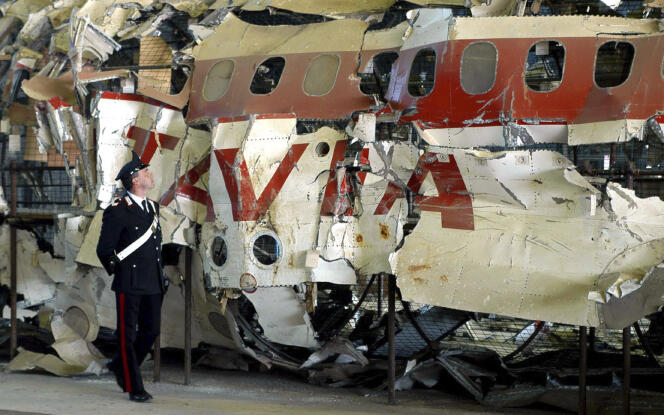 Il relitto dell'aereo DC-9 esploso nel 1980, in un hangar alla periferia di Roma, il 15 dicembre 2003.