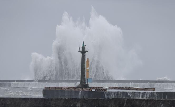 Olas masivas en Yilan, Taiwán, durante el tifón Haikui, el 3 de septiembre de 2023.