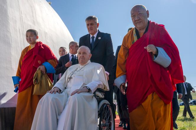 Papa Francisco rodeado de líderes religiosos en Mongolia, domingo 3 de septiembre de 2023. 