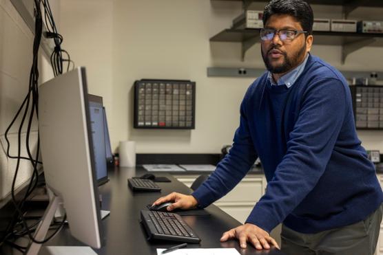 Il fisico americano Ranga Dias in un laboratorio dell'Università di Rochester (Stato di New York) il 2 marzo 2022.